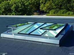 Les Verrieres Modulaires Velux Permettent De Faire Entrer Beaucoup Plus De Lumiere Dans La Maison Tout En Assurant Un Toit En Verre Velux Fenetre De Toit Plat