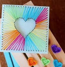 Hier Erkennen Sie Wie Kann Man Ganz Einfach Und Schnell Ein Wandbild Mit Herz Aus Fad Muttertag Basteln Muttertag Geschenke Basteln Muttertagsgeschenk Basteln