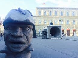 Schwollschädel vor dem Nationaltheater