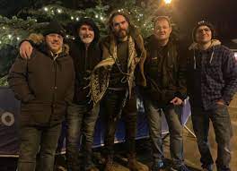 Reisende mögen das hilfsbereite personal. Russell Brand Pops Into Big Sleep Out Henley Herald