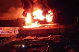 В Ташкенте произошел крупный пожар на территории рынка «Авиасозлар»