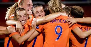 Van de spelers die door bondscoach ronald koeman in 2018 en 2019 regelmatig werden ingezet is daley blind de meest het nederlands elftal is in de afgelopen jaren van samenstelling verandert. Oranjevrouwen Naar Kwartfinale Op Uitverkochte Vijverberg Nederlands Voetbal Gelderlander Nl