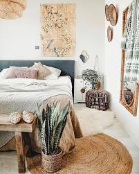Rundes Teppichschlafzimmer Aus Naturjute Eine Mischung Aus Modernem Bohmischem Und In 2020 Simple Bedroom Decor Bohemian Bedroom Decor Bedroom Decor