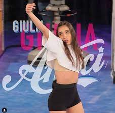Per questo la signora margherita ha deciso di regalare a giulia un abito blu molto speciale. Who Is Giulia Stabile Private Life And Career All About The Amici 20 Dancer Ruetir
