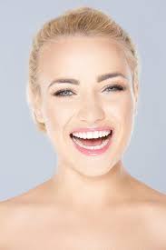 Muchacha Rubia Hermosa De La Sonrisa En El Chemise Blanco Imagen de archivo 