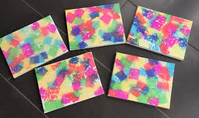 Kunterbunte Leinwande Mit Krepppapier Gefarbt 2 Plus 4 Sind Wir Krepppapier Basteln Mit Kleinkindern Weihnachten Papier