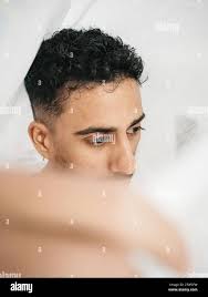 Porter des draperies Banque de photographies et d'images à haute résolution 