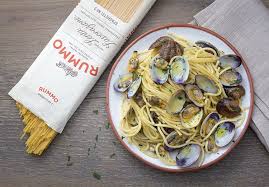 Our classic spaghetti alle vongole recipe is the perfect dinner for a warm summer evening. Ricetta Spaghetti Alle Vongole La Ricetta Di Giallozafferano