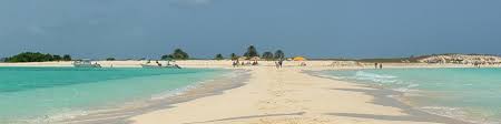 De caracas a los roques são cerca de 40 a 50 minutos de voo.los roques é destin. Los Roques Wikitravel