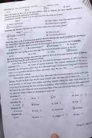 Sĩ tử tháo khẩu trang trong chốc lát để giám thị đối chiếu với thẻ dự trước khi làm bài, giám thị phổ biến quy chế thi cho các em. Ryq4mc46vl8e0m