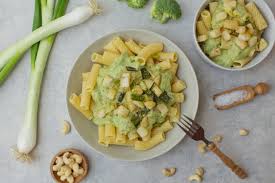 Pasta Mit Cremiger Brokkolisauce Kohlrabi Fruhlingszwiebel Topping Rezept In 2020 Brokkoli Brokkoli Gemuse Vegane Lebensmittel