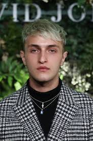 Get push notifications with news. Anwar Hadid Der Bruder Von Gigi Und Bella Lanciert Eine Unisex Schmuck Kollektion Vogue Germany