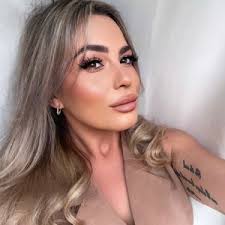 Nicole Hutton (@nicolehutton2)