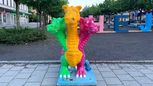 The population figure is about 55,000 but including suburbs the population is close to 100,000. Die Drachen Von Sundsvall Trollland
