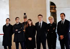 Et une petite place au sein d'un clan formé par son épouse bernadette et leurs filles laurence et claude. Jacques Chirac La Vive Emotion De La Famille Presente A L Hommage Elle