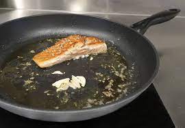 De grote vraag is nu hoe moet je zalm bakken? we hebben de belangrijkste stappen voor het bakken van zalm in een pan op een rijtje gezet Zalm Bakken Hoe Lang Leer Het In 8 Stappen Viskunde