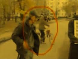 Maybe you would like to learn more about one of these? Un CÄlÄtor In Timp A Fost Surprins In Rusia Intr O Filmare Se Plimba Linistit Pe BicicletÄ Dar ParcÄ A ApÄrut Din AltÄ Dimensiune Secretele Lui Lovendal