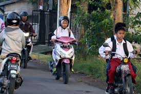 Ditinggal ibu belanja, anak dibawa kabur ayah kandung. Siswa Smp Dan Sma Bakal Dilarang Pakai Motor Ke Sekolah