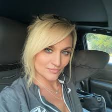 Hello, I'm curious how many people did a virtual consultation with the  surgeon and then with that surgeon with never actually meeting them in  person until the day of surgery?