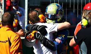 Na zijn twee topprestaties in oostenrijk (3e en 5e plaats), beleefde hij een mindere. Lando Norris Speechless After Lewis Hamilton Penalty Helps Mclaren Ace Land First Podium F1 Sport Express Co Uk