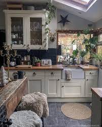 Two toned cabinetry usually white over gray or navy blue farmhouse kitchen cabinet colors. Diese Kuche Macht Mich So Glucklich Ich Mochte Mich Mit Einer Tasse Rooms Furnishings Deco Kitchen Design Small Interior Design Kitchen Home Decor