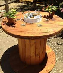 1001 Idees Que Faire Avec Un Touret Des Inspirations Recup Bobine De Bois Bobines De Laine Table De Bobine De Cable