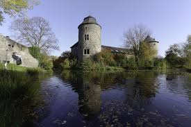Am nördlichen rand der stadt ratingen liegt, eingebettet in eine idyllische weidelandschaft und von malerischen gräften umgeben die wasserburg „haus zum haus. Haus Zum Haus Hihawai De Haus Zum Haus Ratingen