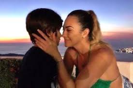1 está considerado uno de los matadores de toros más importantes de las décadas 1940 y 1950 tanto en españa como en américa. Hijo De Aracely Arambula Y Luis Miguel Debuta Como Cantante