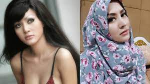 Tersangka pertama adalah cynthiara alona atas perannya sebagai pemilik hotel dan mengetahui terjadinya praktik prostitusi di hotelnya. Astaga Dulu Cynthiara Alona Cantik Banget Kenapa Wajah Dan Bibirnya Sekarang Begini Surya