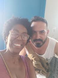 Magda le dice a iris que su bizcocho es una simple panetela borracha y agria