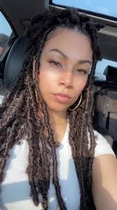 Hillary Simmons's Instagram, Twitter & Facebook