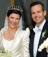 Hochzeit Harald Von Norwegen Und Sonja Haraldson 1959 Lernte Sonja Haraldsen Den Damaligen Kronprinzen Harald Royal Brides Royal Weddings Royal Wedding Colors