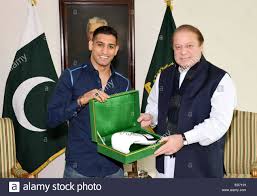 Boxer Mr Amir Khan Presenting Boxing Gloves To Prime Minister Stock Photo Alamy