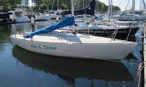 Mast tube is tapered with welded masthead, jib box, & gooseneck bracket. Bootsangebot Schepenkring Yachtbrokers