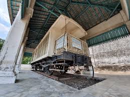Terakhir dalam senarai pendek kami kereta api tempat makan yang baik, kereta api ini mempunyai dua kereta makan bersejarah. Mengenal Kisah Unik Dibalik Restorasi Kereta Jenazah Paku Buwono X Genpi Jogja
