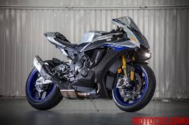 Over the years it evolved, at times teetering toward a more. Prova Yamaha Yzf R1m 2018 Come Va Pregi E Difetti Motociclismo