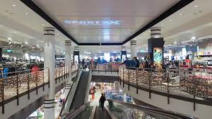 The attractiveness of the glattzentrum is mainly that it offers free parking and is well connected by public transport. Lichtprojektionen Deckenprojektion Im Glatt Zentrum