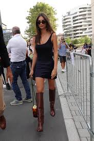 Born in london and raised in san diego. Emily Ratajkowski Flaunts Abs Skin In Two Outfits At Mfw Fitforhealth News