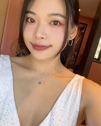 覺得我昨天好像有點漂亮記錄一下☺️, 讓我裝一下淑女, 最後一張應該是最美🥰, #漂亮 #可可愛愛 #公主頭 #牛仔長裙 #露背 #記錄一下  #openback #openbacktop #denimskirt #makeup #zara #zarastyle #carlyn  #carlynbag #ootd #ootdfashion #fyp #skirt #xinyidistrict ...