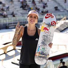 Leticia bufoni shares her motivation behind 'boarding for breast cancer'. Leticia Bufoni Facebook