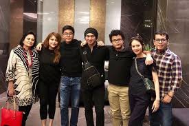 Wina natalia merupakan sosok wanita cantik yang menurut kabar beredar merupakan calon istri dari david kurnia albert (david noah) personil (kibordis) group musik populer indonesia noah band. Keakraban Keluarga Menteri Wishnutama Dengan Keluarga Mantan Istrinya Halaman All Kompas Com