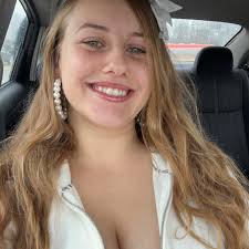 I found this baby bump cake online. I've never seen one like this. It's so  creative.