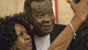 Willie Wilson hands out more cash in church