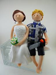 Tortenfigur Brautpaar Sitzend Mit Kettensage Tortenfiguren Hochzeit Torten Figuren Brautpaar