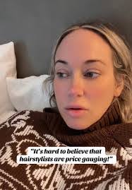 Ashley Lindsey's Instagram, Twitter & Facebook