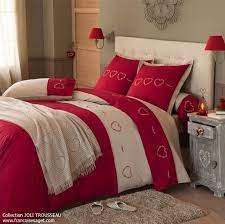 Savourez le confort exceptionnel d'un linge de lit en coton égyptien respirant, d'une douceur inégalable. Ambiance Raffinee Et Romantique Pour La Chambre Par Francoise Saget Linge De Lit Percale Brode Collection Automne Hiver Litbrode B Piumone Coperte Mobili