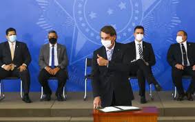 Discover and share the best gifs on tenor. De Mascara Bolsonaro Tenta Mudar Postura Sobre Vacinas Mas Insiste Na Cloroquina