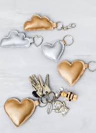 Je nach lust und laune verzieren sie die taler mit applikationen wie buchstaben oder zahlen, oder nähen einige knöpfen drauf. Schlusselanhanger Aus Kunstleder Nahen Wolken Und Herzen