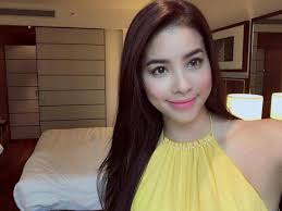 Muốn xinh đẹp và nổi bật hơn, hãy nhìn cách Phạm Hương trang điểm mà học tập