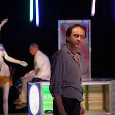 Teatrul de comedie a fost înființat în toamna anului 1960, sub directoratul lui radu beligan, care a găsit o formă de a promova spectacole de valoare, clasice în 2009 a fost inaugurată sala nouă a teatrului de comedie, cu menirea de a promova spectacole de avangardă realizate de regizori tineri. Uratul La Teatrul De Comedie Sala Noua By Vlad Cristache Teatru